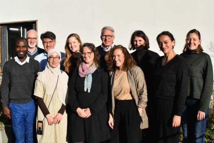 Gruppenfoto der Vertreter*innen der Mitgliedsorganisationen, des Vorstands & Koordinationsteams von Gemeinsam für Afrika - Mitgliederversammlung 2024